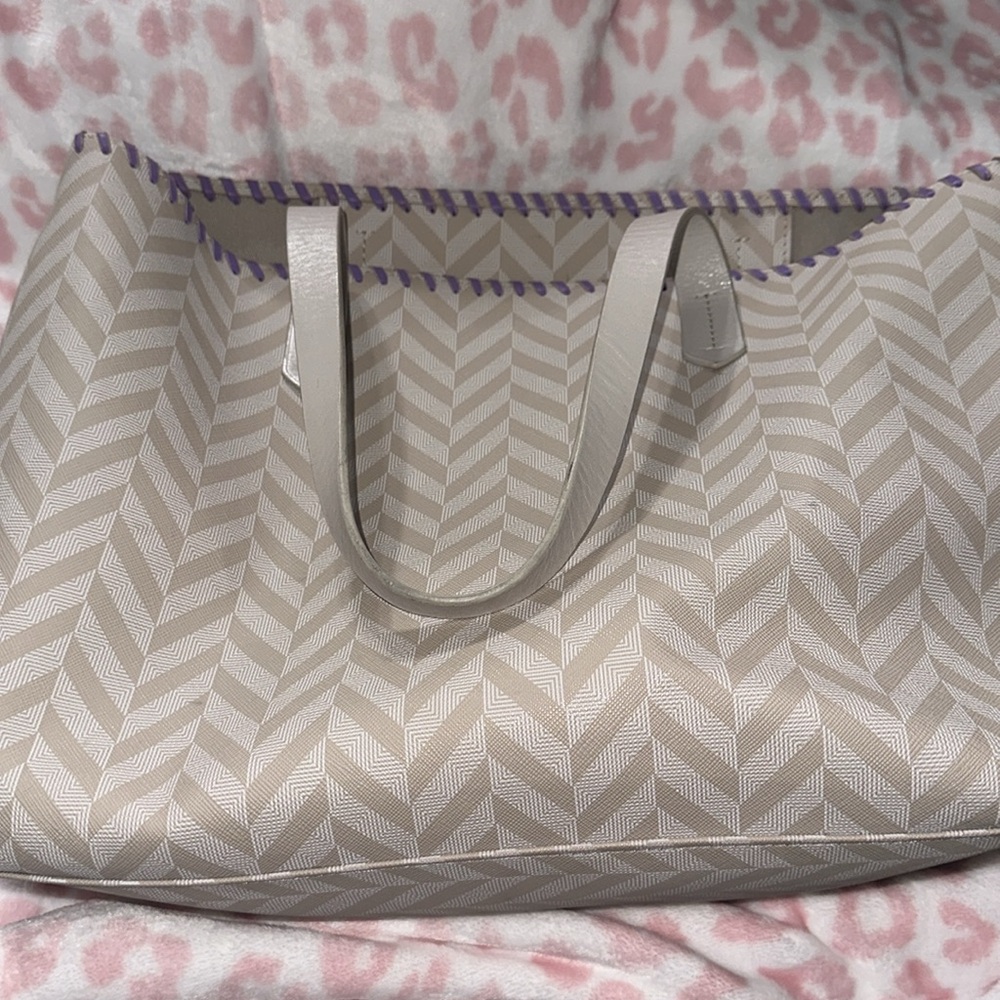 Misela Tote Edna  & bag with zipper. Bought separately but I’m including it